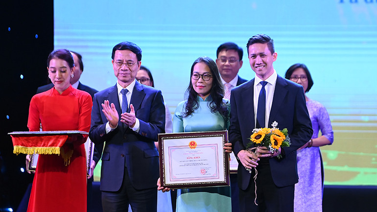 Bộ Trưởng Thông tin và Truyền thông Nguyễn Mạnh Hùng trao Bằng khen cho đại diện Sbooks tại Lễ trao Giải thưởng Sách Quốc gia 2024. Bộ Trưởng Thông tin và Truyền thông Nguyễn Mạnh Hùng trao Bằng khen cho đại diện Sbooks tại Lễ trao Giải thưởng Sách Quốc gia 2024.