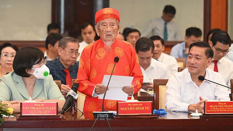 Nhà nghiên cứu Nguyễn Đình Tư phát biểu ý kiến tại hội nghị. (Ảnh Quốc Thanh)