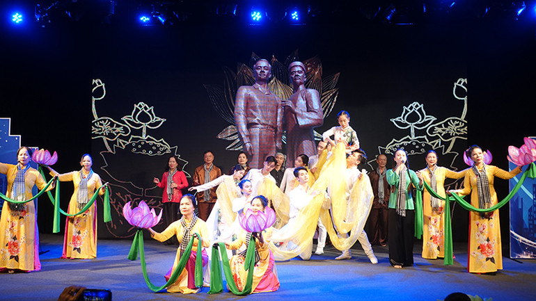 Biểu diễn tác phẩm "Từ miền Nam gửi câu Ví Dặm kính dâng Người” của Hà Thị Thu Lài và Lê Văn Đại - tác phẩm đoạt giải phụ viết về Bác Hồ ấn tượng.