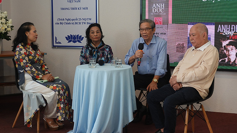 Nhà thơ Lê Quang Trang (thứ hai từ phải qua) chia sẻ những kỷ niệm về nhà văn Anh Đức.