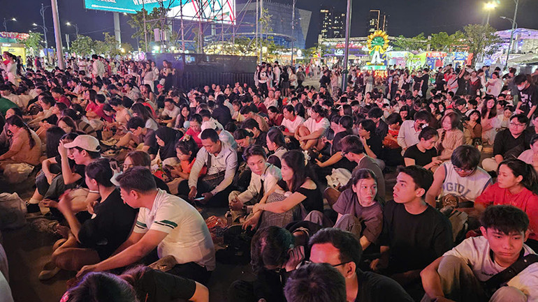 Người dân tập trung rất đông tại công viên bờ sông Sài Gòn, thành phố Thủ Đức.