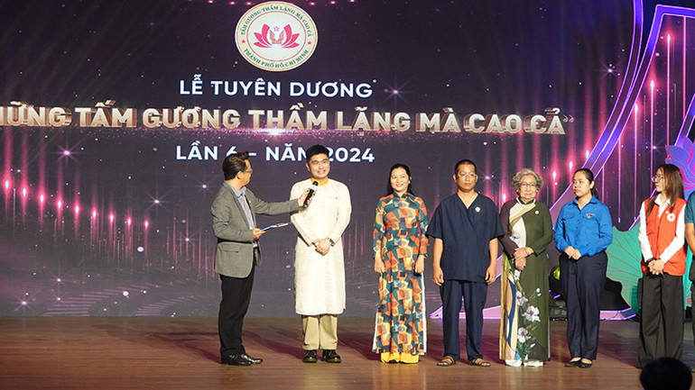 Giao lưu với các gương điển hình.