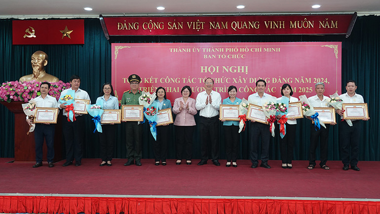 Trao Bằng khen của Ban Thường vụ Thành ủy cho các tập thể, cá nhân có thành tích xuất sắc trong tham mưu, tổ chức thực hiện công tác tổ chức xây dựng Đảng năm 2024. Trao Bằng khen của Ban Thường vụ Thành ủy cho các tập thể, cá nhân có thành tích xuất sắc trong tham mưu, tổ chức thực hiện công tác tổ chức xây dựng Đảng năm 2024.