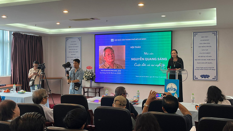 Nhà văn Bích Ngân, Chủ tịch Hội Nhà văn Thành phố Hồ Chí Minh phát biểu khai mạc Hội thảo.