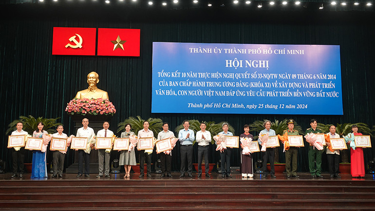 Trao Bằng khen của Ủy ban nhân dân Thành phố Hồ Chí Minh cho các tập thể có thành tích xuất sắc trong thực hiện Nghị quyết số 33.