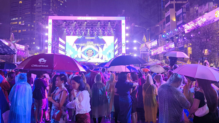 Khán giả đội mưa đến dự đêm khai mạc Liên hoan âm nhạc "Hò Dô". Khán giả đội mưa đến dự đêm khai mạc Liên hoan âm nhạc "Hò Dô".