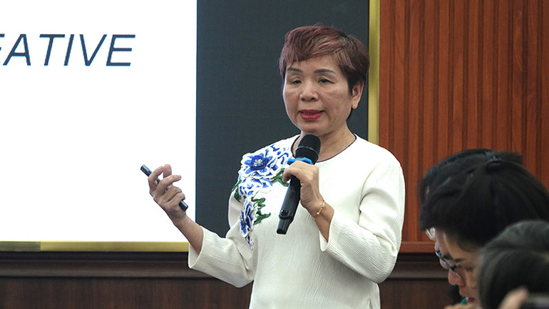 Giáo sư, Tiến sĩ Phan Thị Thu Hiền trình bày tham luận tại buổi tọa đàm. Giáo sư, Tiến sĩ Phan Thị Thu Hiền trình bày tham luận tại buổi tọa đàm.