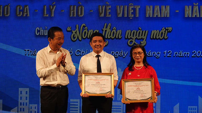 Trao giải cho các tác giả có tác phẩm đoạt giải cao ở thể loại Thơ ca.