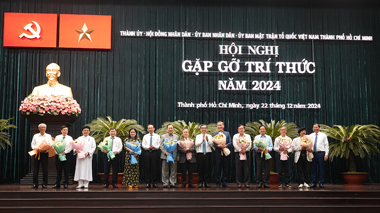 Lãnh đạo Thành phố Hồ Chí Minh tri ân và chúc mừng các đại biểu trí thức là Giáo sư.