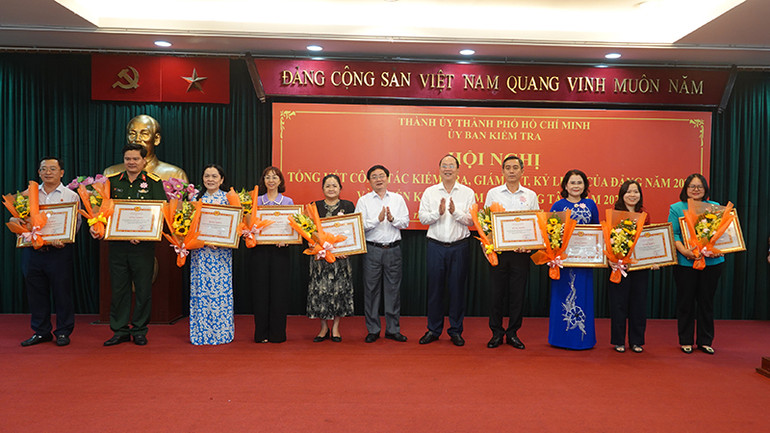 Trao Bằng khen của Ban Thường vụ Thành ủy Thành phố Hồ Chí Minh cho các đơn vị có thành tích xuất sắc trong công tác kiểm tra, giám sát, kỷ luật của Đảng năm 2024.