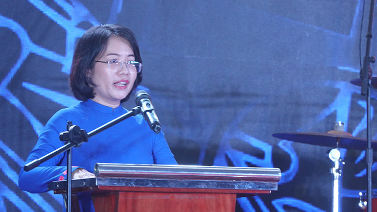 Bà Nguyễn Thị Hoài Phượng, Phó Giám đốc phụ trách Trung tâm Văn hóa Thành phố Hồ Chí Minh phát biểu tại buổi khai mạc.