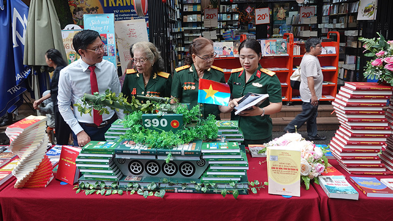 Các đại biểu tham quan gian trưng bày các tác phẩm về Quân đội nhân dân Việt Nam.