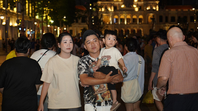 Người dân đón năm mới tại đường đi bộ Nguyễn Huệ, Quận 1, Thành phố Hồ Chí Minh. (Ảnh: Thế Anh)