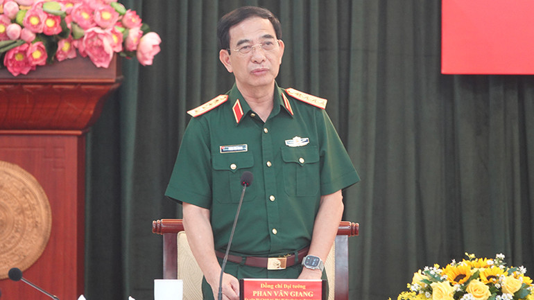 Đại tướng Phan Văn Giang, Ủy viên Bộ Chính trị, Phó Bí thư Quân ủy Trung ương, Bộ trưởng Quốc phòng phát biểu tại buổi làm việc.