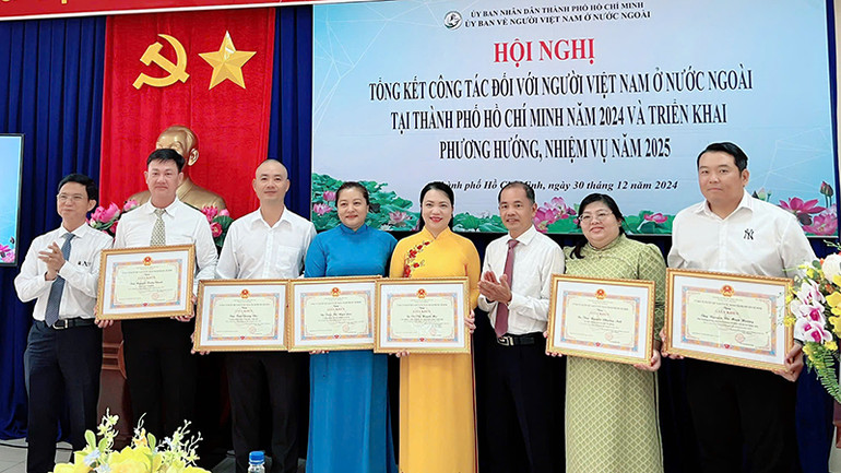 Trao giấy khen của Ủy ban về người Việt Nam ở nước ngoài Thành phố Hồ Chí Minh cho các cá nhân có thành tích xuất sắc.