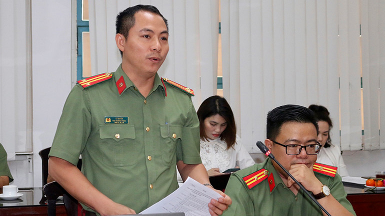 Trung tá, Tiến sĩ Lê Quân, Phó trưởng Phòng Quản lý khoa học, Trường đại học An ninh nhân dân phát biểu tại tọa đàm.
