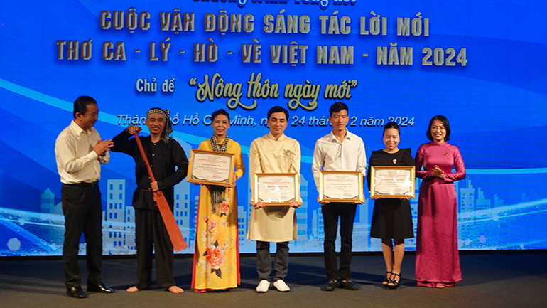 Trao giải cho các tác giả có tác phẩm đoạt giải phụ.