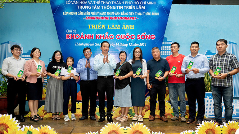 Lãnh đạo Sở Văn hóa và Thể thao, Trung tâm Thông tin triển lãm trao Kỷ niệm chương cho các tác giả có ảnh tham gia triển lãm. (Ảnh: Quốc Thanh).