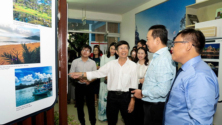 Các đại biểu tham quan triển lãm. (Ảnh: Quốc Thanh).