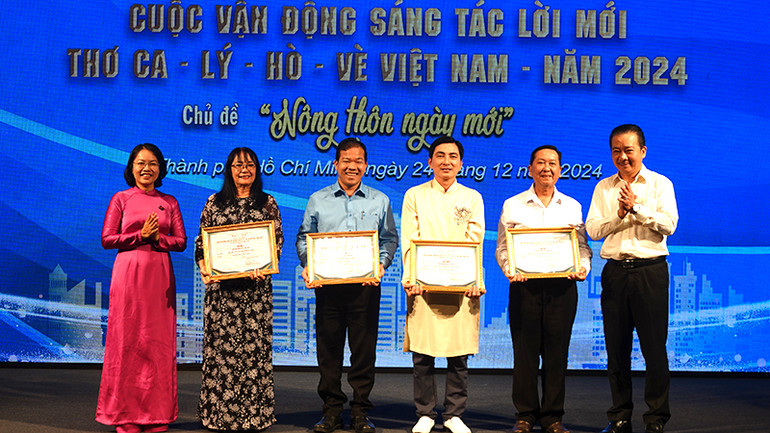 Ban tổ chức trao giải cho các tác giả có tác phẩm đoạt giải ở thể loại dân ca lý-hò-vè.