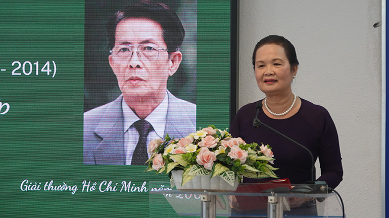 Nhà văn Bích Ngân phát biểu tại buổi hội thảo.