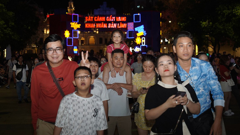 Người dân đổ về trung tâm Thành phố Hồ Chí Minh để xem màn bắn pháo hoa đón chào năm mới. (Ảnh: Thế Anh)