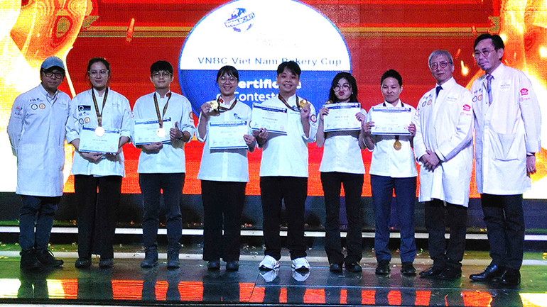 Đại diện Ban tổ chức trao Huy chương Vàng cho các thí sinh tham gia cuộc thi.