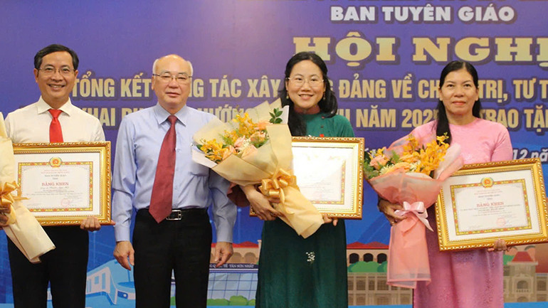 Trao Bằng khen của Ban Tuyên giáo Trung ương cho các tập thể, cá nhân.