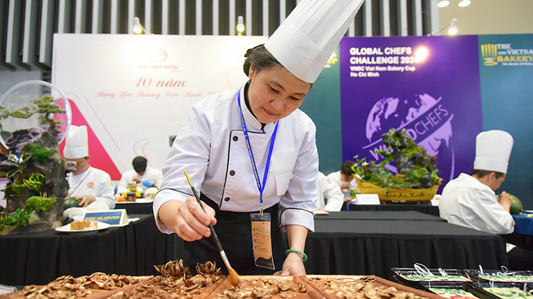 Thí sinh tham gia cuộc thi được thỏa sức sáng tạo để tạo nên những chiếc bánh mang màu sắc Việt Nam.