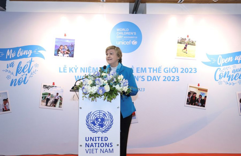 Bà Rana Flowers, Trưởng Đại diện UNICEF tại Việt Nam phát biểu ý kiến.