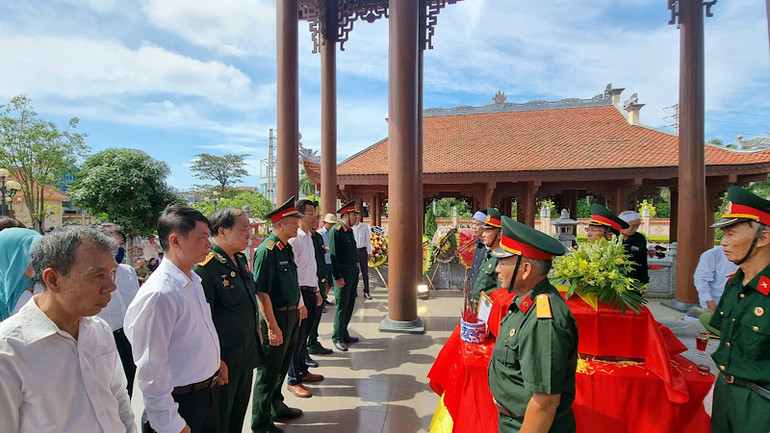 Hội Hỗ trợ gia đình liệt sĩ Việt Nam bàn giao hài cốt liệt sĩ cho chính quyền địa phương và thân nhân gia đình liệt sĩ tại huyện Tiền Hải (Thái Bình).
