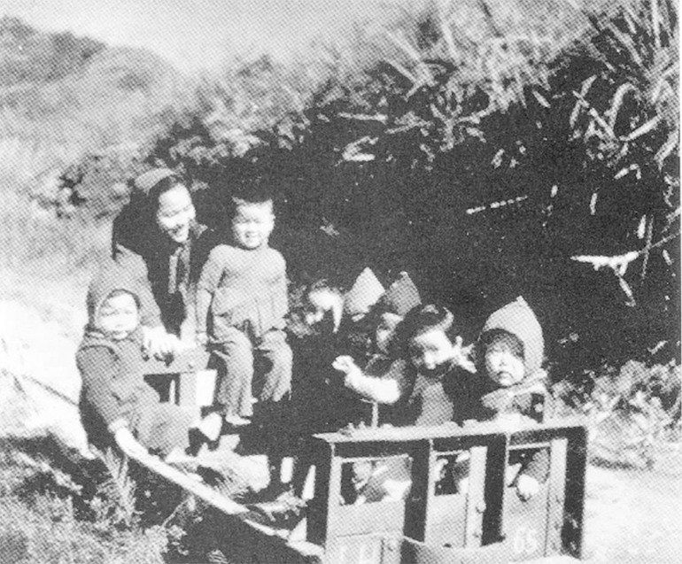 Các em bé ở trại trẻ Khe Khao được cô giáo đưa đi chơi bằng xe goòng. Ảnh | TL