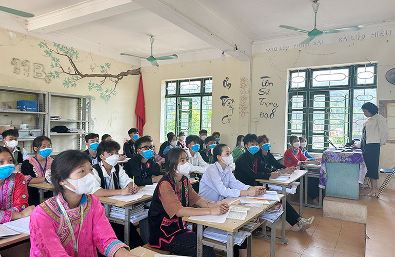 Học sinh Trường phổ thông dân tộc nội trú THPT huyện Mường Nhé (tỉnh Điện Biên) nỗ lực ôn thi.