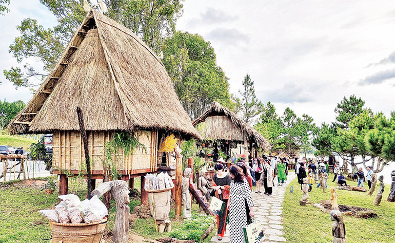 Du khách trải nghiệm "Thiên đường Tây Nguyên".