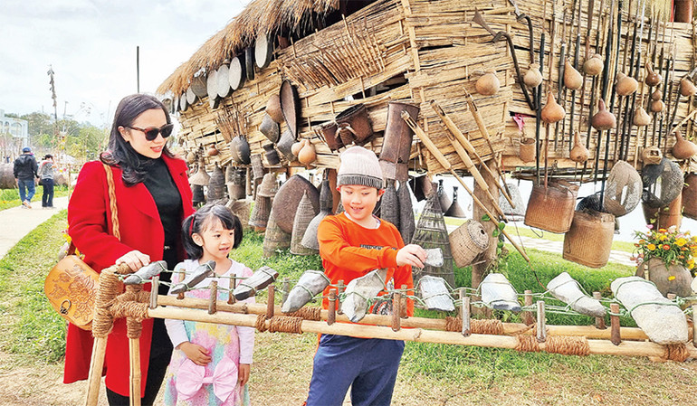 Trẻ em làm quen với đàn đá.