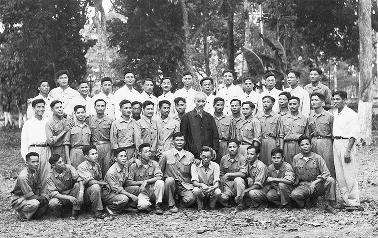 Kiến trúc sư Nguyễn Văn Ninh (hàng ngồi, đeo kính) trong ngày được Bác đặt tên "chú Kiến". (Ảnh tư liệu)