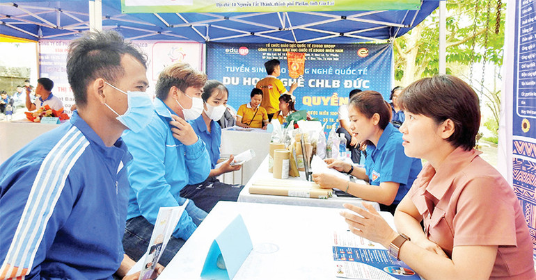 Người lao động tìm hiểu cơ hội việc làm tại Ngày việc làm tỉnh Kon Tum năm 2023.