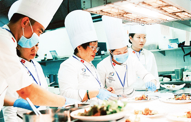 Món nem cua bể được Nghệ nhân Ánh Tuyết (giữa) đưa vào thực đơn phục vụ bữa ăn cho các nguyên thủ quốc gia tại APEC 2017.