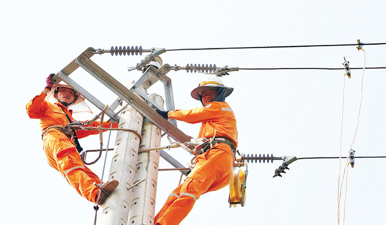 Trời nắng nóng, công nhân phải đội thêm mũ rộng vành để hạn chế sự nóng bức.