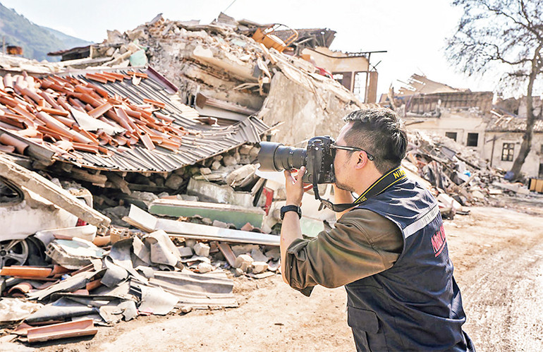Phóng viên ảnh Trần Thành Đạt tác nghiệp tại tâm chấn động đất ở Thổ Nhĩ Kỳ tháng 3/2023.
