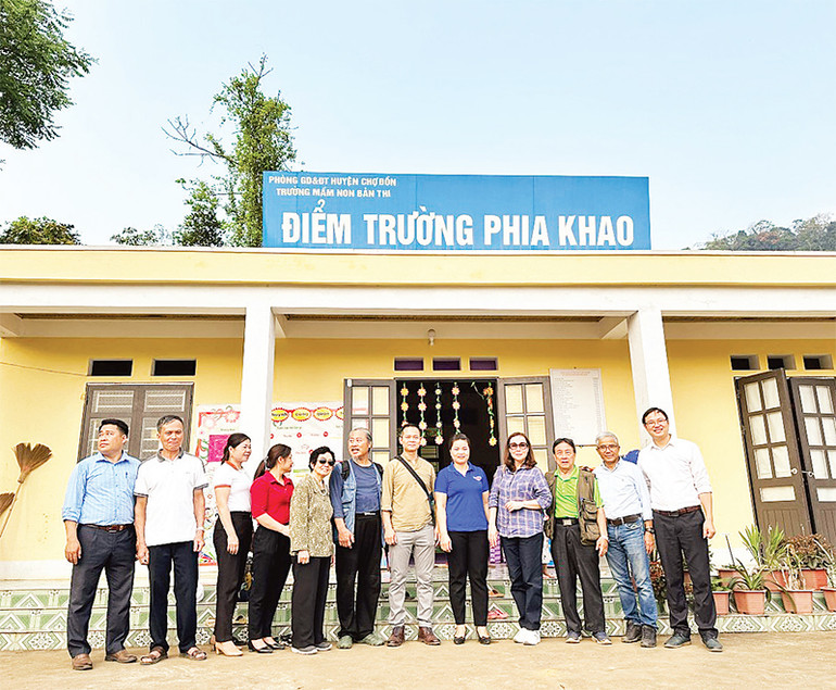 Những người từng ở trại trẻ Khe Khao về thăm lại nơi lưu giữ ký ức tuổi thơ. Ảnh | HOÀNG LONG