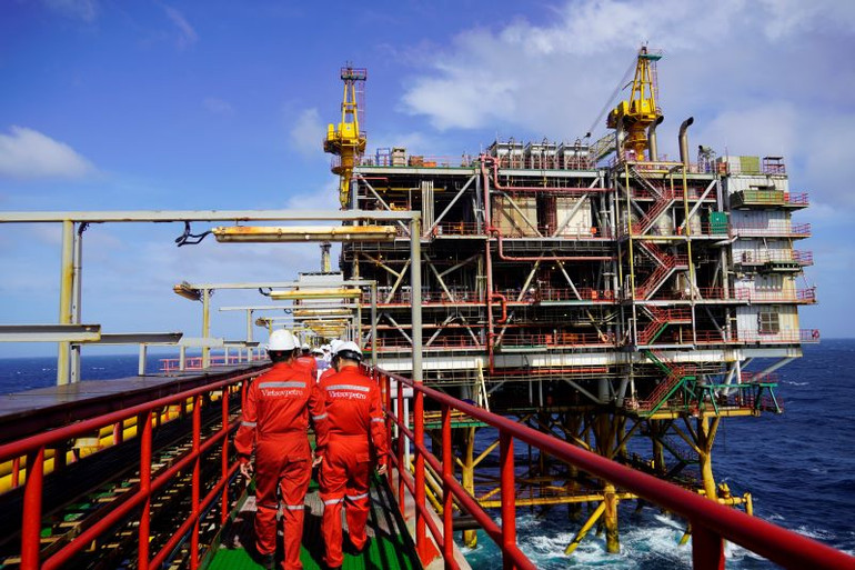 Công nhân đi làm trên mỏ Bạch Hổ. Công nhân đi làm trên mỏ Bạch Hổ.