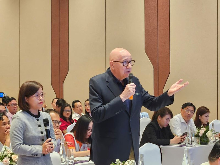 Chuyên gia nước ngoài phát biểu tại Hội nghị.