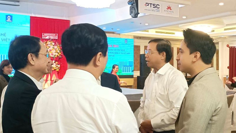 Các đại biểu trao đổi bên lề hội thảo.