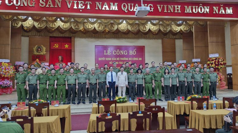 Đại tá Vũ Như Hà và Bí thư Tỉnh ủy tỉnh Bà Rịa-Vũng Tàu Phạm Viết Thanh chụp hình lưu niệm với cán bộ chủ chốt Công an tỉnh Bà Rịa-Vũng Tàu.