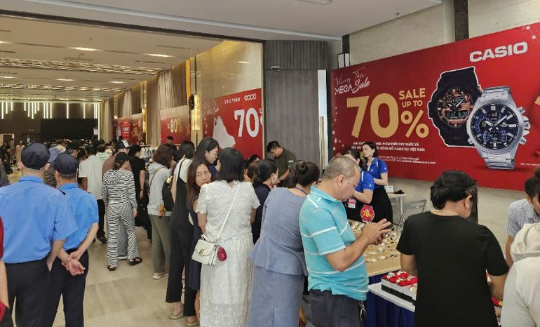 Với mức khuyến mãi giảm giá tối đa lên đến 80% đã thu hút hàng nghìn người dân và du khách đến mua sắm.