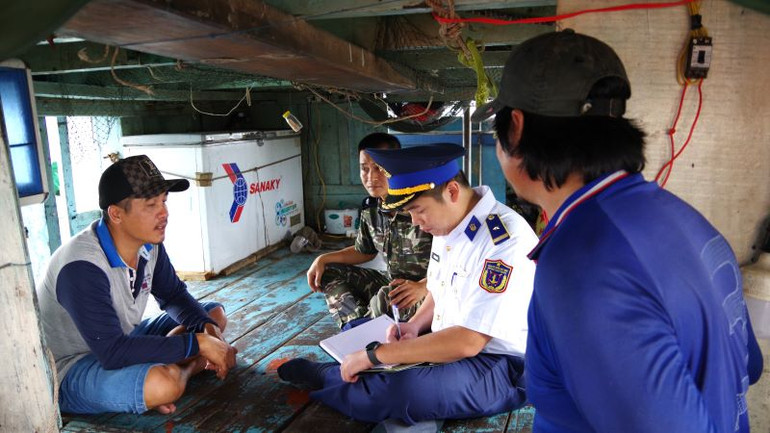 Lực lượng chức năng làm việc với thuyền trưởng Đoàn Quốc Điểm.