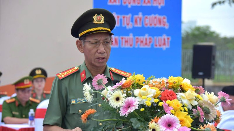 Đồng chí Bùi Văn Thảo, Giám đốc Công an tỉnh phát động ra quân cao điểm tấn công trấn áp tội phạm Tết Nguyên đán Ất Tỵ.