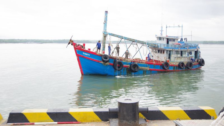 Tàu cá TG 92267 TS cập cảng Hải đội 301 tại thành phố Vũng Tàu.