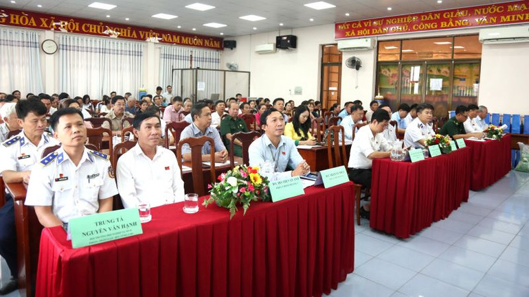 Các đại biểu và bà con nhân dân, ngư dân tham dự Hội nghị.